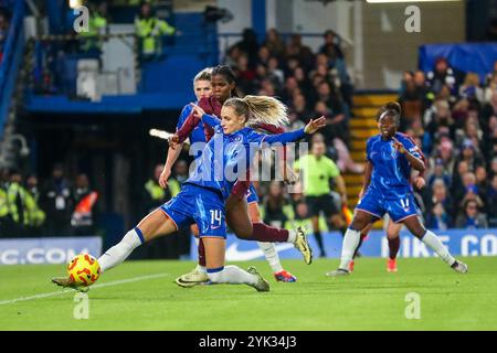 London, Großbritannien. November 2024. Nathalie Bjorn von Chelsea Women blockiert den Schuss während des Barclays Women's Super League Matches Chelsea FC Women vs Manchester City Women in Stamford Bridge, London, Großbritannien, 16. November 2024 (Foto: Izzy Poles/News Images) in London, Großbritannien am 16. November 2024. (Foto: Izzy Poles/News Images/SIPA USA) Credit: SIPA USA/Alamy Live News Stockfoto