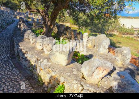 In Felsen gehauene Köpfe in Enchanted Castle, Sciacca, Agrigento, Sizilien, Italien Stockfoto