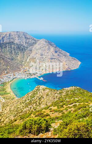 Hafen von Kamares, Hochwinkelansicht, Kamares, Sifnos, Kykladen, Griechenland Stockfoto