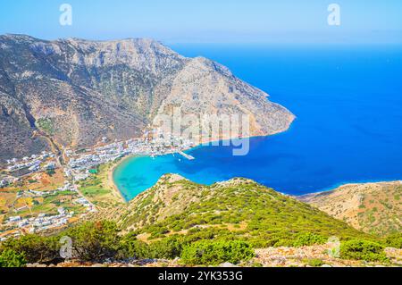 Hafen von Kamares, Hochwinkelansicht, Kamares, Sifnos, Kykladen, Griechenland Stockfoto