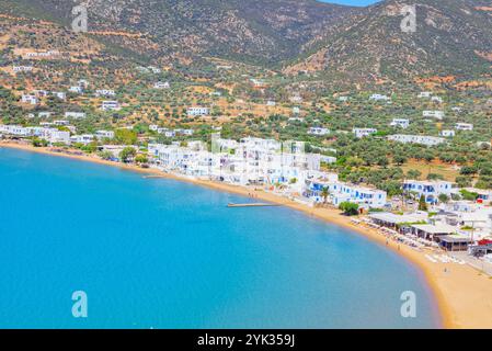 Strand Platis Gialos, Hochwinkelblick, Platis Gialos, Sifnos, Kykladen, Griechenland Stockfoto