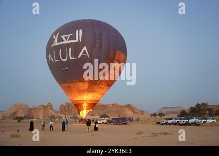 Peking, Saudi-Arabien. November 2024. Touristen sind bereit, in einem Heißluftballon in Alula, Saudi-Arabien, am 16. November 2024 zu fahren. Unter dem Motto „Hegra Sunrise Sky Tour“ fand am Samstag in Hegra, einem UNESCO-Weltkulturerbe in Alula, eine Heißluftballonveranstaltung statt. Quelle: Luo Chen/Xinhua/Alamy Live News Stockfoto