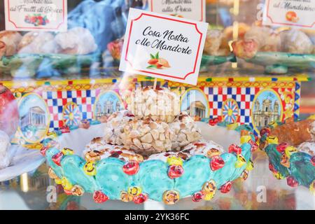 Typisch sizilianisches Dessert auf der Ausstellung, Taormina, Sizilien, Italien Stockfoto