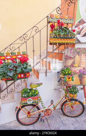 Altstadt mit Kunstwerken, Taormina, Sizilien, Italien Stockfoto