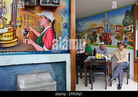 café am Bolivar Square in Filandia, Departement Quindio, Cordillera Central of the Andes Mountain Range, Kolumbien, Südamerika Stockfoto