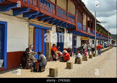 Gebäude im spanischen Kolonialstil rund um den Hauptplatz von Zipaquira, das Departement Cundinamarca, Savannah von Bogota, Kolumbien, Südamerika Stockfoto