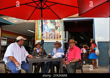 Straßencafé am Bolivar Square, Filandia, Departement Quindio, Cordillera Central of the Andes Mountains, Kolumbien, Südamerika Stockfoto