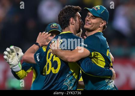 Sydney, Australien. November 2024. Das Australien-Team feiert den Sieg des zweiten T20I-Spiels der Männer gegen Pakistan auf dem Sydney Cricket Ground. Australien gewann das zweite T20I-Spiel gegen Pakistan mit 13 Runs auf dem Sydney Cricket Ground. Australien führt die T20-Serie 2-0 an, das letzte Spiel der T20 findet am 18. November im Bellerive Oval in Tasmanien statt. Australien: 147/9 (20 Overs), Paklistan: 134/10 (19,4 Overs). Quelle: SOPA Images Limited/Alamy Live News Stockfoto