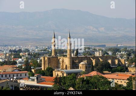 Allgemeiner Blick auf den von der Türkei kontrollierten Teil von Nikosia, mit der Kathedrale von Agia Sofia (früher Cathedrale Sainte Sophie), die während der in eine Moschee umgewandelt wurde Stockfoto