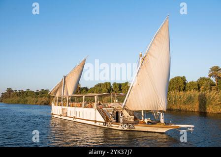 Dahabeah unter Segel, Passagierschiff der Lazuli-Flotte, segelnd auf dem Nil bei Assuan, Ägypten, Nordostafrika Stockfoto