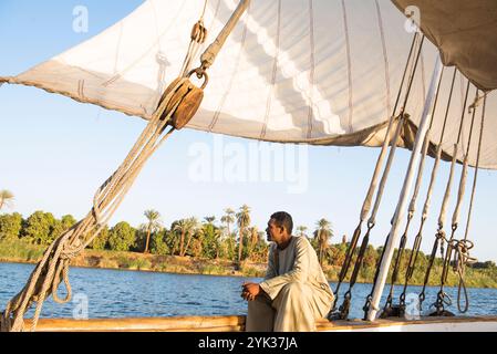 Dahabeah unter Segel, Passagierschiff der Lazuli-Flotte, segelnd auf dem Nil bei Assuan, Ägypten, Nordostafrika Stockfoto