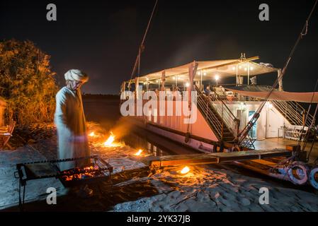 Abendessen am Strand mit der Dahabeah, Passagierschiff der Lazuli-Flotte, am Ufer des Nils, Ägypten, Nordostafrika Stockfoto