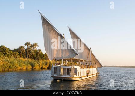 Dahabeah unter Segel, Passagierschiff der Lazuli-Flotte, segelnd auf dem Nil bei Assuan, Ägypten, Nordostafrika Stockfoto