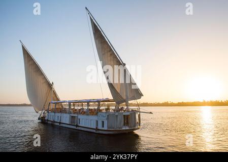 Dahabeah unter Segel, Passagierschiff der Lazuli-Flotte, segelnd auf dem Nil bei Assuan, Ägypten, Nordostafrika Stockfoto