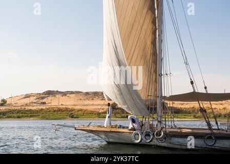 Dahabeah unter Segel, Passagierschiff der Lazuli-Flotte, segelnd auf dem Nil bei Assuan, Ägypten, Nordostafrika Stockfoto