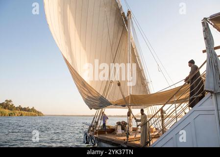 Dahabeah unter Segel, Passagierschiff der Lazuli-Flotte, segelnd auf dem Nil bei Assuan, Ägypten, Nordostafrika Stockfoto