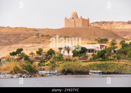 Mausoleum von Aga Khan III und Villa von Begum OM Habibeh Aga Khan mit Blick auf den Nil, am Westufer gegenüber Assuan, Ägypten, Nordostafrika Stockfoto