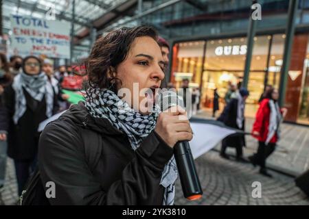 Istanbul, Türkei. November 2024. Eine Frau singt während eines Treffens im SOCAR-Firmengebäude Slogans durch ein Mikrofon, wo die Teilnehmer Plakate und Banner hielten, die das Unternehmen für seine Beteiligung am Öltransport nach Israel verurteilen. Quelle: SOPA Images Limited/Alamy Live News Stockfoto