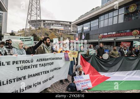 Istanbul, Türkei. November 2024. Türkische Jugendliche versammeln sich vor dem SOCAR-Firmengebäude in Istanbul und singen Slogans, während sie Plakate und Banner halten, die das Unternehmen für seine Beteiligung am Öltransport nach Israel verurteilen. Quelle: SOPA Images Limited/Alamy Live News Stockfoto