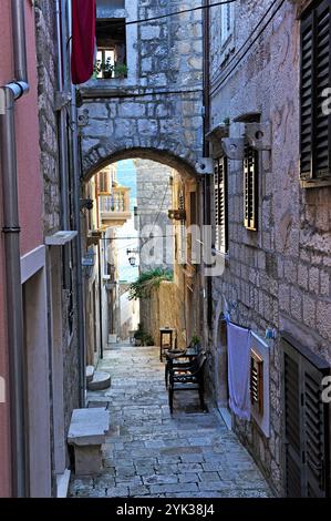 Tonnengewölbte Passage in einer engen Straße der Altstadt von Korcula, Insel Korcula, Kroatien, Südosteuropa Stockfoto