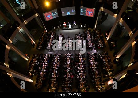 München, Deutschland. November 2024. Auktionator Robert Ketterer führt die Auktion auf der PIN Benefit Auktion München 2024 in der Pinakothek der Moderne durch. Die Auktion findet jedes Jahr in der Rotunde der Pinakothek der Moderne statt. Nach der Auktion und einem Abendessen endet der Abend mit einer Party. Quelle: Felix Hörhager/dpa/Alamy Live News Stockfoto