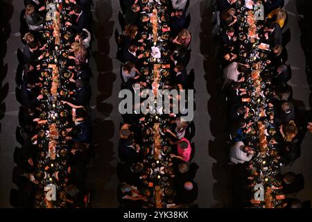 München, Deutschland. November 2024. Gäste sitzen zum Abendessen in der PIN Benefit Auction Munich 2024 in der Pinakothek der Moderne. Die Auktion findet jedes Jahr in der Rotunde der Pinakothek der Moderne statt. Nach der Auktion und dem Abendessen endet der Abend mit einer Party. Quelle: Felix Hörhager/dpa/Alamy Live News Stockfoto