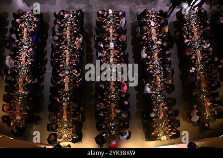 München, Deutschland. November 2024. Gäste sitzen zum Abendessen in der PIN Benefit Auction Munich 2024 in der Pinakothek der Moderne. Die Auktion findet jedes Jahr in der Rotunde der Pinakothek der Moderne statt. Nach der Auktion und dem Abendessen endet der Abend mit einer Party. Quelle: Felix Hörhager/dpa/Alamy Live News Stockfoto