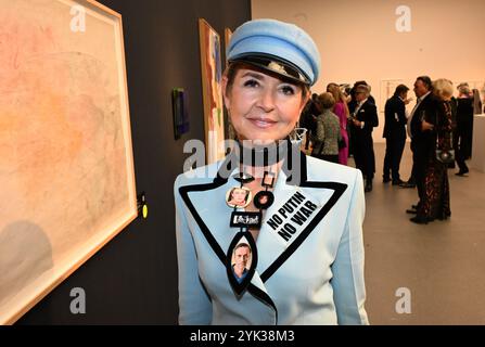 München, Deutschland. November 2024. Irina Hofmann tritt auf der PIN Benefizauktion München 2024 in der Pinakothek der Moderne auf. Die Auktion findet jedes Jahr in der Rotunde der Pinakothek der Moderne statt. Nach der Auktion und einem Abendessen endet der Abend mit einer Party. Quelle: Felix Hörhager/dpa/Alamy Live News Stockfoto