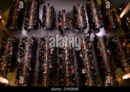 München, Deutschland. November 2024. Gäste sitzen zum Abendessen in der PIN Benefit Auction Munich 2024 in der Pinakothek der Moderne. Die Auktion findet jedes Jahr in der Rotunde der Pinakothek der Moderne statt. Nach der Auktion und dem Abendessen endet der Abend mit einer Party. Quelle: Felix Hörhager/dpa/Alamy Live News Stockfoto