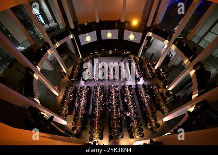 München, Deutschland. November 2024. Gäste sitzen zum Abendessen in der PIN Benefit Auction Munich 2024 in der Pinakothek der Moderne. Die Auktion findet jedes Jahr in der Rotunde der Pinakothek der Moderne statt. Nach der Auktion und dem Abendessen endet der Abend mit einer Party. Quelle: Felix Hörhager/dpa/Alamy Live News Stockfoto