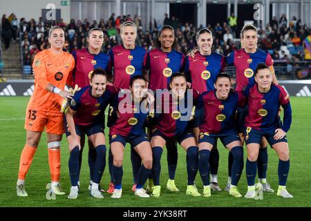 Madrid, Spanien. November 2024. Die Spieler des FC Barcelona stehen vor dem Fußballspiel La Liga F zwischen Real Madrid und FC Barcelona im Alfredo Di Stefano Stadion in Madrid, Spanien, am 16. November 2024 an. Gustavo Valiente/Xinhua/Alamy Live News Stockfoto