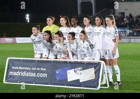 Madrid, Spanien. November 2024. Die Spieler von Real Madrid stehen vor dem Fußballspiel La Liga F zwischen Real Madrid und FC Barcelona im Alfredo Di Stefano-Stadion in Madrid, Spanien, am 16. November 2024 an. Gustavo Valiente/Xinhua/Alamy Live News Stockfoto