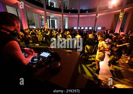 München, Deutschland. November 2024. Ein DJ spielt bei der PIN Benefizauktion München 2024 in der Pinakothek der Moderne. Die Auktion findet jedes Jahr in der Rotunde der Pinakothek der Moderne statt. Nach der Auktion und einem Abendessen endet der Abend mit einer Party. Quelle: Felix Hörhager/dpa/Alamy Live News Stockfoto