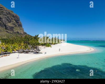 Blick aus der Vogelperspektive auf Lagune und Strand im Paradis Beachcomber Golf Resort Stockfoto