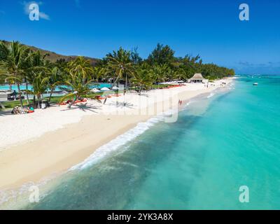 Blick aus der Vogelperspektive auf den Strand und den Swimmingpool im Dinarobin Beachcomber Golf Resort Stockfoto