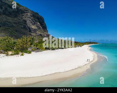 Blick aus der Vogelperspektive auf Lagune und Strand im Paradis Beachcomber Golf Resort Stockfoto