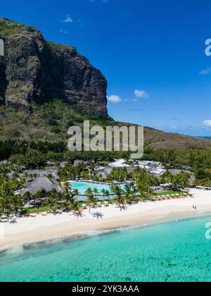 Swimmingpool und Strohschirme mit Kokospalmen im Royal Palms Beachcomber Luxury (Beachcomber Resorts), Grand Baie, Rivière du Rempart, Mauri Stockfoto