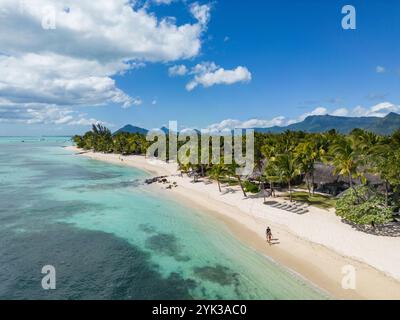 Blick aus der Vogelperspektive auf Lagune und Strand im Paradis Beachcomber Golf Resort Stockfoto