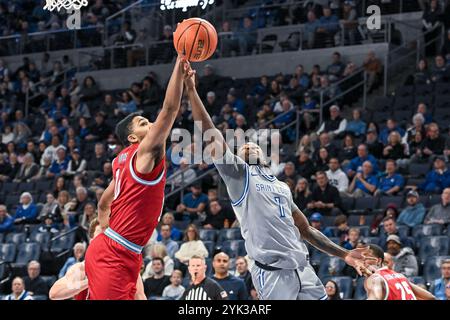 16. NOVEMBER 2024: Loyola Marymount Lions Stürmer Aaron McBride (16) und Saint Louis Billikens Garde Isaiah Swope (1) kämpfen um den Rebound in einem regulären Saisonspiel, bei dem die Loyola Marymount Lions die Saint Louis Billikens besuchten. Fand in der Chaifetz Arena in St. Louis, MO, am Samstag, 16. November 2024, Richard Ulreich/CSM statt Stockfoto