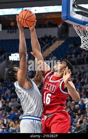 16. NOVEMBER 2024: Loyola Marymount Lions Forward Aaron McBride (16) blockiert den Schuss von Saint Louis Billikens Forward Kalu Anya (6) in einem regulären Saisonspiel, in dem die Loyola Marymount Lions die Saint Louis Billikens besuchten. Fand in der Chaifetz Arena in St. Louis, MO, am Samstag, 16. November 2024, Richard Ulreich/CSM statt Stockfoto