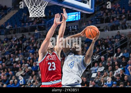 16. NOVEMBER 2024: Loyola Marymount Lions Stürmer Alex Merkviladze (23) versucht, den Schuss von Saint Louis Billikens Wachmann Amari McCottry (4) in einem regulären Saisonspiel zu blockieren, in dem die Loyola Marymount Lions die Saint Louis Billikens besuchten. Fand in der Chaifetz Arena in St. Louis, MO, am Samstag, 16. November 2024, Richard Ulreich/CSM statt Stockfoto