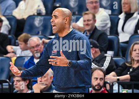 16. NOVEMBER 2024: Stan Johnson, Cheftrainer der Loyola Marymount Lions, drückt seinem Team auf dem Platz seinen Wunsch in einem regulären Saisonspiel aus, bei dem die Loyola Marymount Lions die Saint Louis Billikens besuchten. Fand in der Chaifetz Arena in St. Louis, MO, am Samstag, 16. November 2024, Richard Ulreich/CSM statt Stockfoto