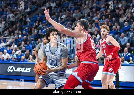 16. NOVEMBER 2024: Loyola Marymount Lions Stürmer Alex Merkviladze (23) verteidigt gegen die Garde von Saint Louis Billikens Josiah Dotzler (13) in einem regulären Saisonspiel, bei dem die Loyola Marymount Lions die Saint Louis Billikens besuchten. Fand in der Chaifetz Arena in St. Louis, MO, am Samstag, 16. November 2024, Richard Ulreich/CSM statt Stockfoto