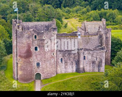 Mittelalterliche Festung Doune Castle in der Nähe des Dorfes Doune im Bezirk Stirling, Schottland. Es handelt sich um eine Festung im Innenhof, die um 1400 von Robert Ste erbaut wurde Stockfoto