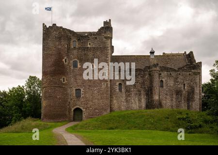 Mittelalterliche Festung Doune Castle in der Nähe des Dorfes Doune im Bezirk Stirling, Schottland. Es handelt sich um eine Festung im Innenhof, die um 1400 von Robert Ste erbaut wurde Stockfoto