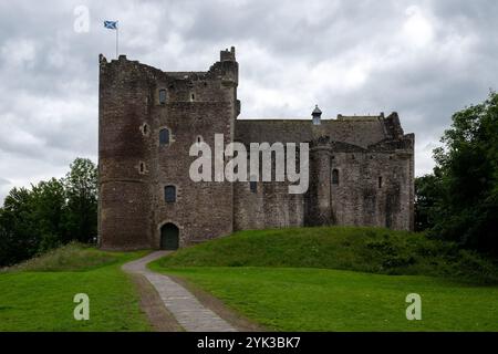 Mittelalterliche Festung Doune Castle in der Nähe des Dorfes Doune im Bezirk Stirling, Schottland. Es handelt sich um eine Festung im Innenhof, die um 1400 von Robert Ste erbaut wurde Stockfoto