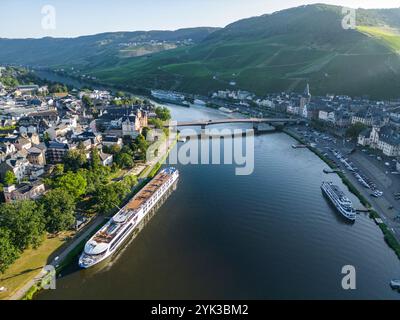 Aus der Vogelperspektive des Flussschiffes Antonio Bellucci (Thurgau Travel), das neben Kues an der Mosel, Bernkastel-Kues, Rheinland-Pfalz, Keim liegt Stockfoto