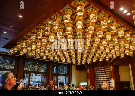 Singapur 2019 Jan01 - Reihen wunderschöner, komplizierter Deckenleuchten im Buddha Tooth Relic Tempel, Singapur, berühmtes Reiseziel in Chinatown Stockfoto