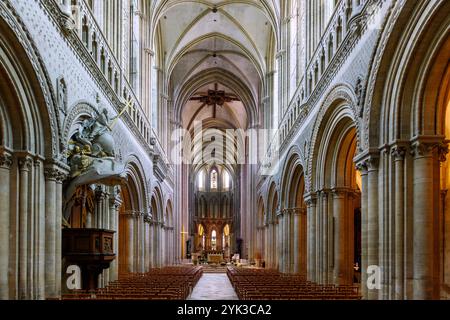 Innenraum der Cathédrale Notre-Dame in Bayeux im Departement Calvados in der französischen Normandie Stockfoto