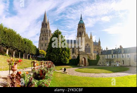 Cathédrale Notre-Dame und Innenhof des barocken Palastes Hôtel du Doyen in Bayeux im Departement Calvados in der Normandie Stockfoto